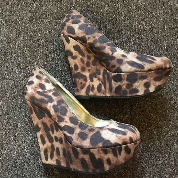 🔥sale🔥Cheetah print heels size 6🔥 - Picture 2 of 6